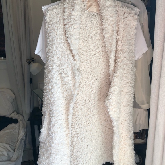 White Faux Fur “Eyelash Flyaway” Vest with Pockets NWT - Picture 4 of 16